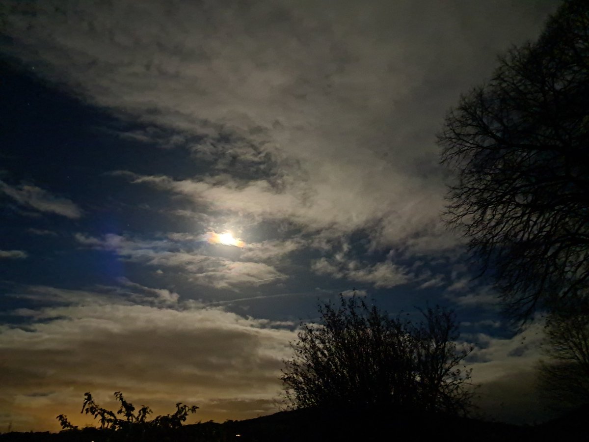 Aste honetako egun batzuetan hodeiek ilargiari #errespetua izan diote!
#AsteanBehin
#Sasitxiotx