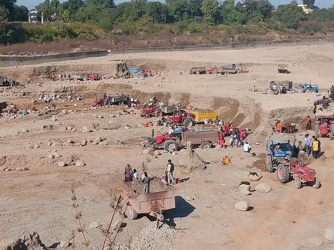 <a href="/manjeetnegilive/">Manjeet Negi</a> <a href="/I_Miscellaneous/">SJ</a> धराली में कितने लोग दबे हुए हैं?
50 या 147?

यदि चित्र में दिख रही सारी मशीनें और आदमी धराली में दबे हुए लोगों के पार्थिव शरीर को निकालना शुरू करें तो कुल कितने दिन लगेंगे?

#Uttarakhand 
x.com/himalayanhindu…