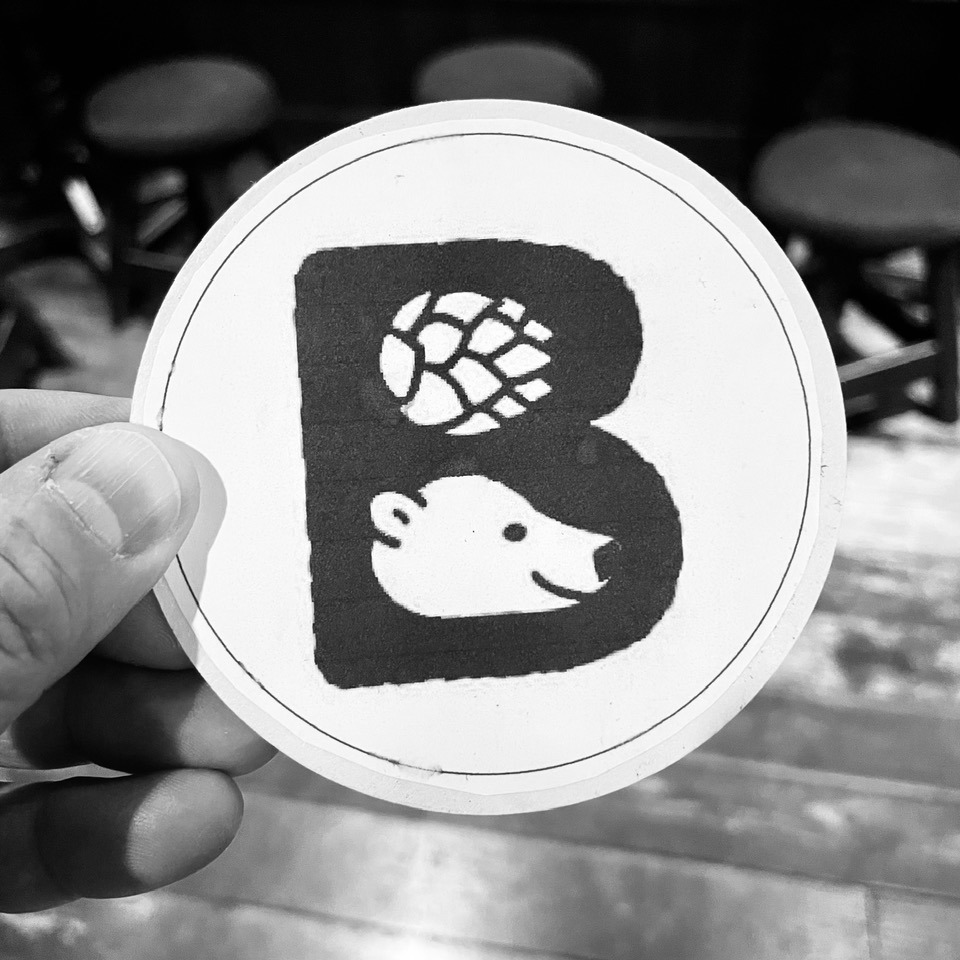 金曜日のタラモア

4pm-11pm (Drink 10:30pm LO / Food 5pm-10pm LO) です。

本日の樽生は

【定番】
①ギネス　②志賀高原ビールIPA　③ヱビス

【本日のナイトロ】
④イカリ醸造　アイリッシュレッド

【本日のゲスト】
⑤🆕秩父麦酒　すごい桃くま　ヘイジーIPA

桃・ヘイジー・IPA。好きしかない