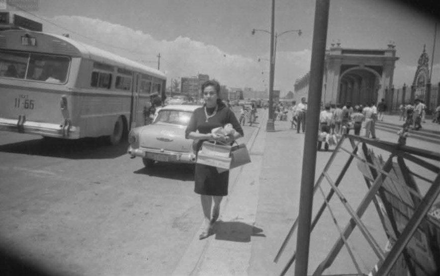 morenosanchez03's tweet image. Una dama camina con sus compras junto a los arcos de la basílica de Guadalupe en 1967
Junto se ve un camión de los "Pistaches"
#Mexdelrecuerdo #Ayer #olddays #calles #CDMX #remember #life #vida