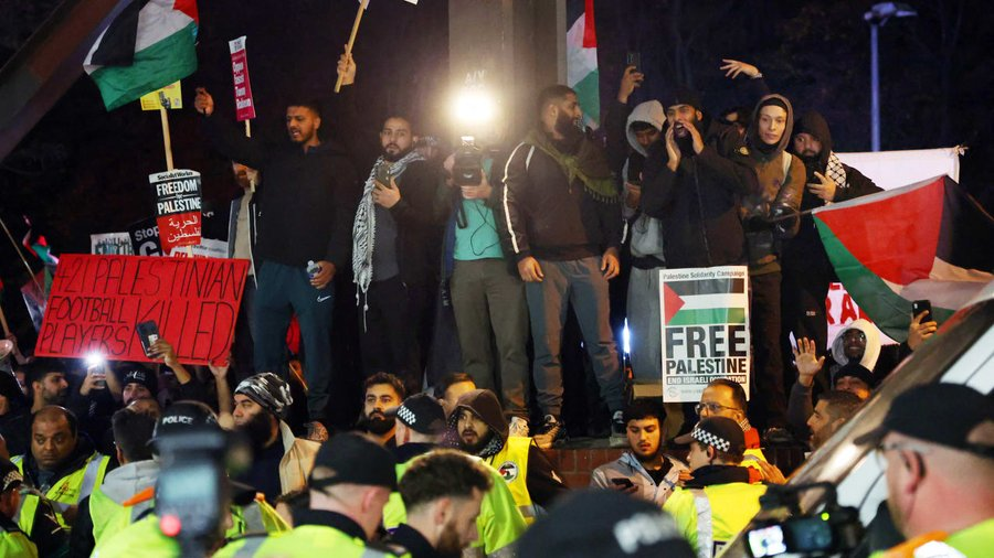 JoopSoesan's tweet image. Uit een uitgelekt rapport over Maccabi-fans blijkt dat er sprake is van verzonnen beweringen door de Nederlandse politie, politieke druk en verontrustend politieoptreden.
Op 22 november publiceerde de Sunday Times een artikel waarin de Nederlandse politie werd geciteerd. Zij…