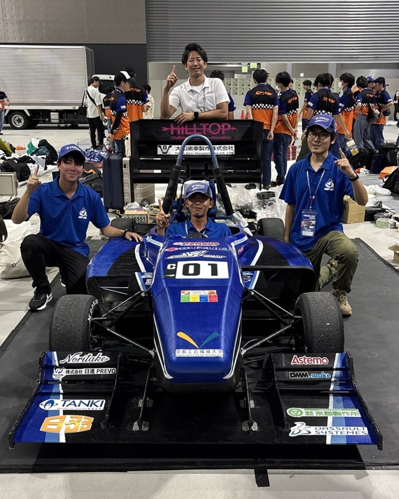 京都工芸繊維大学学生フォーミュラ参戦プロジェクトチーム「Grandelfino」は、「学生フォーミュラ日本大会2025」において、ICV部門で総合優勝し、大会史上初の４連覇を果たしました。本大会での取り組みと結果をご報告いたします。
 
詳細は下記URLからご覧ください。
kit.ac.jp/2025/12/news25…