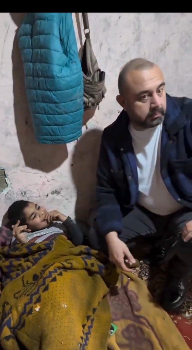 Ankara’nın ortasında bir engelli çocuk kümeste yaşıyor ve devlet bunu Ankara abisi’nden öğreniyor! Bu nasıl ihmal, bu nasıl utanç? Adnan ve Adnan gibi olan tüm çocuklar görünür olsun! Artık kimse bu masumları görmezden gelemesin.#ÇocuğunÜstünYararı #EngelliHakları #İnsanOnuru