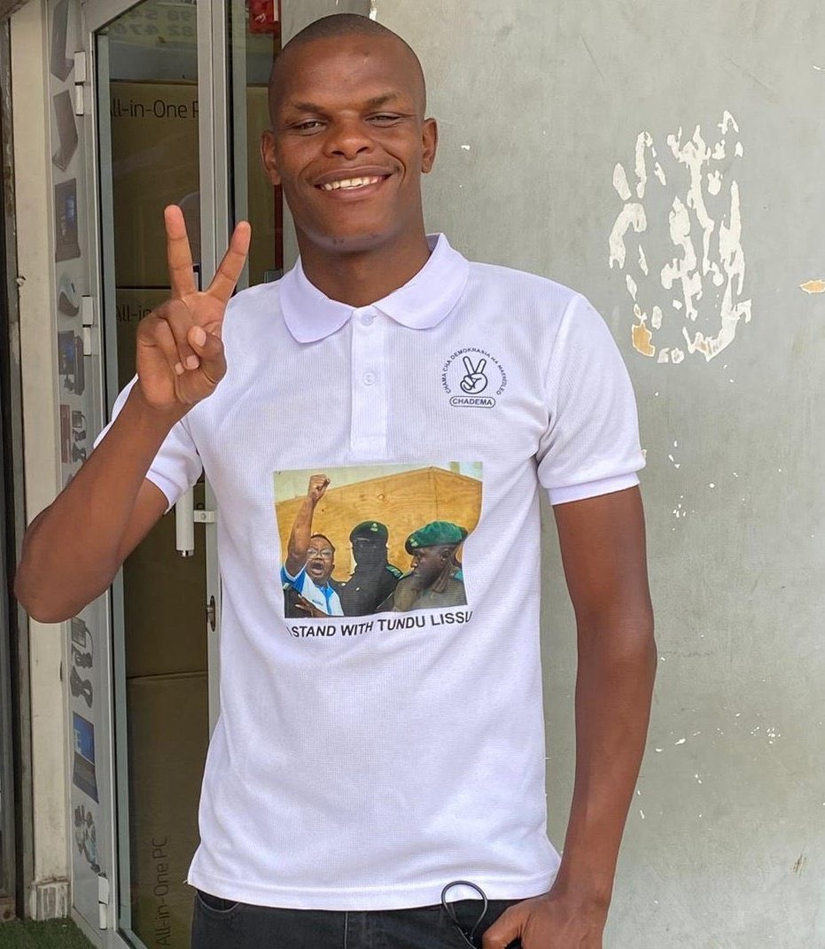 HildaNewton21's tweet photo. #Pichani 

Ni Mwanachama wa CHADEMA anaitwa @kuringechadema jana usiku amechukuliwa na watu waliojitambulisha kuwa ni police wakampakia kwenye bajaj na kuondoka nae hadi sasa hatujui alipopelekewa. 

#FreeKuringeSawere https://t.co/hZHmP9uMl5