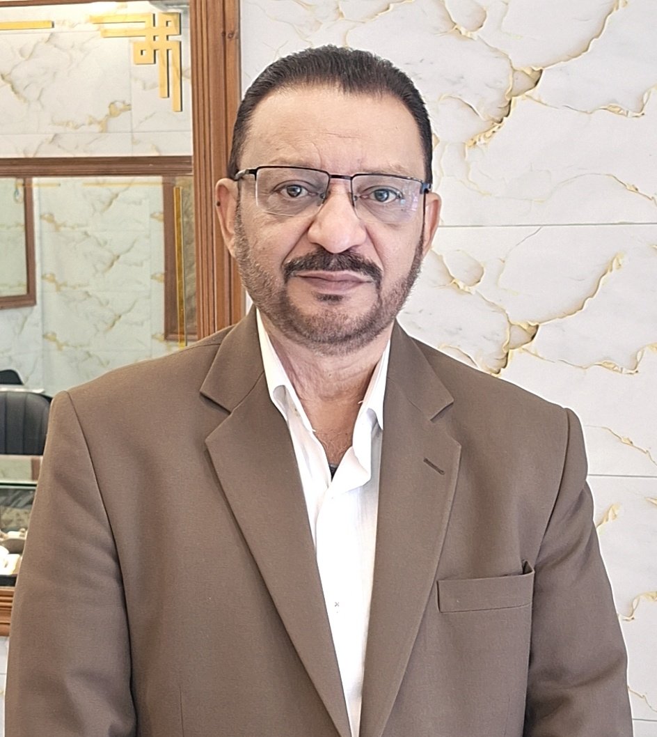 برائے   وقت   گزاری   قریب    ہوتے   ہیں 
مسافرت   کے   تعلق   عجیب   ہوتے  ہیں 

کئی فقیر بھی ہوتے  ہیں  بادشہ  دل  کے
کئی امیر بھی بے حد  غریب  ہوتے  ہیں 

علاج کرتے ہیں جلوہ نمائی  سے  آکاش 
جو معجزاتی قسم کے طبیب ہوتے ہیں 
۔
#احمد_سبحانی_آکاش