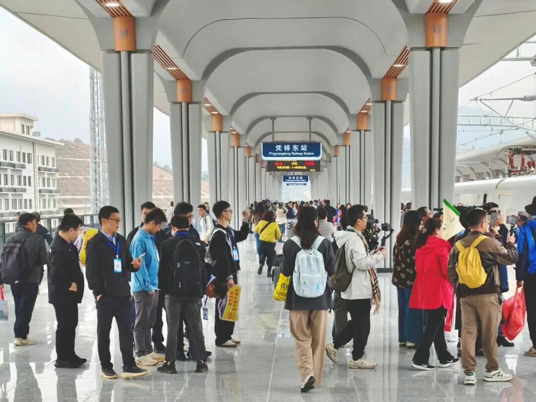 PDChinese's tweet photo. 【直達中越邊境 廣西南寧至憑祥高鐵全線貫通運營】5日，廣西南寧至憑祥高鐵崇左至憑祥段建成通車，標誌著南憑高鐵全線貫通運營，形成一條南寧直通中越邊境口岸城市的快速客運通道。運營初期，每日開行4對動車組列車。南寧至憑祥最快75分鐘可達，設計時速250公里。比目前的普速列車快了2個多小時�� https://t.co/dlB4mm0f5Z