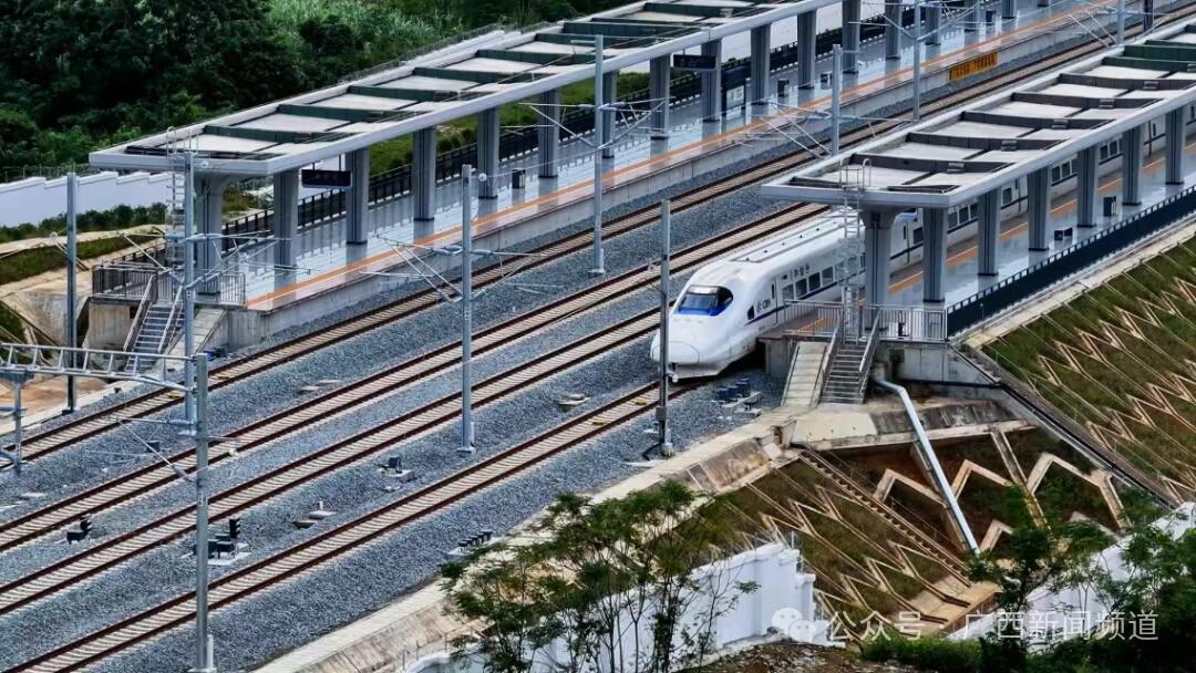 PDChinese's tweet photo. 【直達中越邊境 廣西南寧至憑祥高鐵全線貫通運營】5日，廣西南寧至憑祥高鐵崇左至憑祥段建成通車，標誌著南憑高鐵全線貫通運營，形成一條南寧直通中越邊境口岸城市的快速客運通道。運營初期，每日開行4對動車組列車。南寧至憑祥最快75分鐘可達，設計時速250公里。比目前的普速列車快了2個多小時�� https://t.co/dlB4mm0f5Z