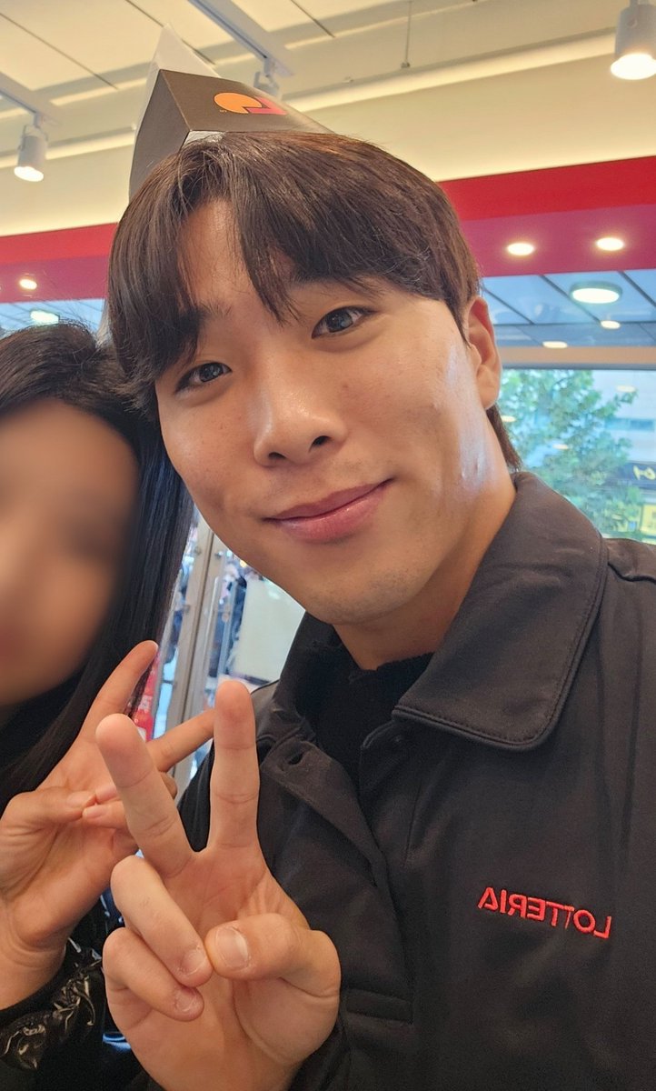 저도 롯리 다녀왓어요
주문하다가 키오스크 고장 이슈로 영수증이 안나왓는데 동혁이님이 해결해주셧어요 ㅜ.ㅜ 감동