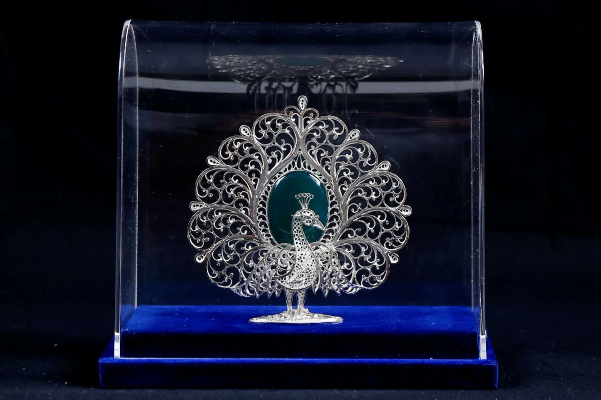 NarrativeNest's tweet photo. 1. Filigree is delicate ornamental work made from fine wires of gold, silver, or other metals, twisted or curled into intricate patterns. Karimnagar silver filigree dates back over 400 years and even holds a GI tag. A thread. #KarimnagarSilverFiligree #Telangana #GITagged https://t.co/zuTyNUSTzJ