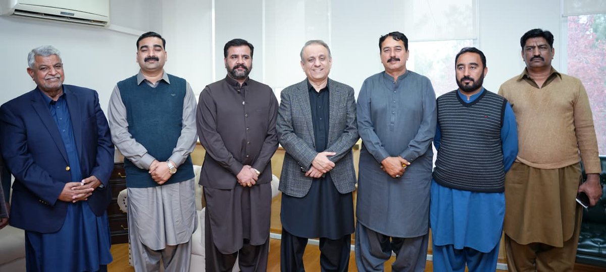 teamaleemkhan's tweet photo. صدر استحکام پاکستان پارٹی اور وفاقی وزیر عبدالعلیم خان سے پارٹی کے صوبائی صدر رانا نذیر احمد خان، صدر جنوبی پنجاب رفاقت علی گیلانی، سابق ایم پی اے نیاز گشکوری اور پارٹی رہنماؤں کی ملاقات1/2
#AleemKhanForPakistan #AleemKhanInspires #IPP #NHA #Commnication #FederalMinister #Transport_Infrastructure