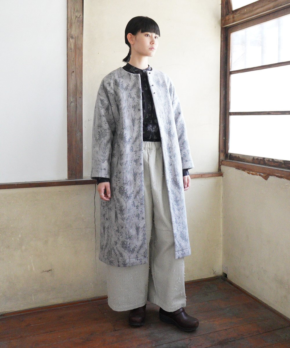 qiri AMBIDEX コート qiri 古い資料に描かれた花で構成した 花柄のロングコート。 ウールを
