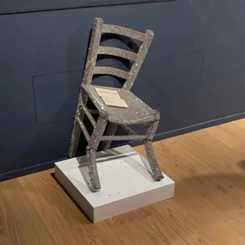 ゴッホをオマージュ（?)したスワロフスキーのアート作品「ゴッホの椅子