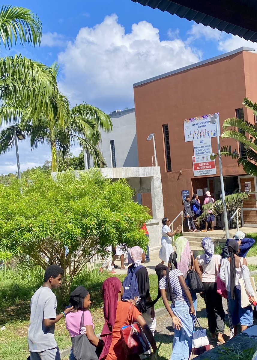 ML_Mayotte's tweet photo. 📸 Retour en images sur le forum de la formation pro du CRIJ Mayotte 

✨ La Mission Locale était présente pour informer et accompagner les jeunes 

👉 Un temps fort avec les acteurs de l’emploi, de la formation et du social

#FormationProfessionnelle #MissionLocale #CRIJMayotte https://t.co/WZrLPDle6U