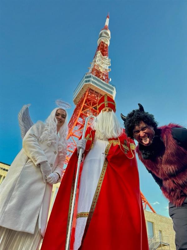 Czechia_JP's tweet photo. チェコでは12月6日の聖ミクラーシュの日を前夜の5日から祝います👼ミクラーシュ、天使、悪魔が子どもを訪ね、良い子には贈り物を渡し、悪い子には悪魔から罰を与えられます👿

皆さんは今年良い子でしたか？悪い子でしたか？

※悪魔はチェコ政府観光局局長が演じています😄
#チェコへ行こう https://t.co/WNw6upbptS