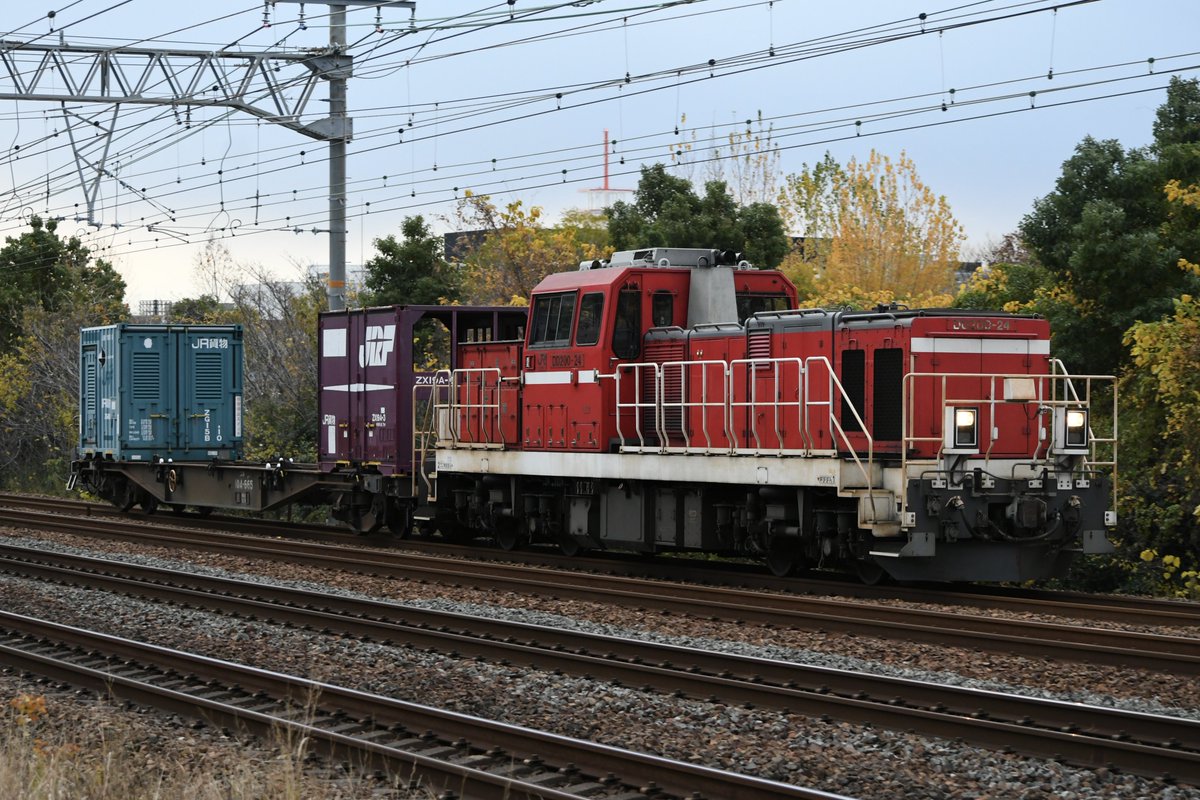 川崎車両に向けて、給電コンテナZG15B-10と、スケルトンコンテナZX19A