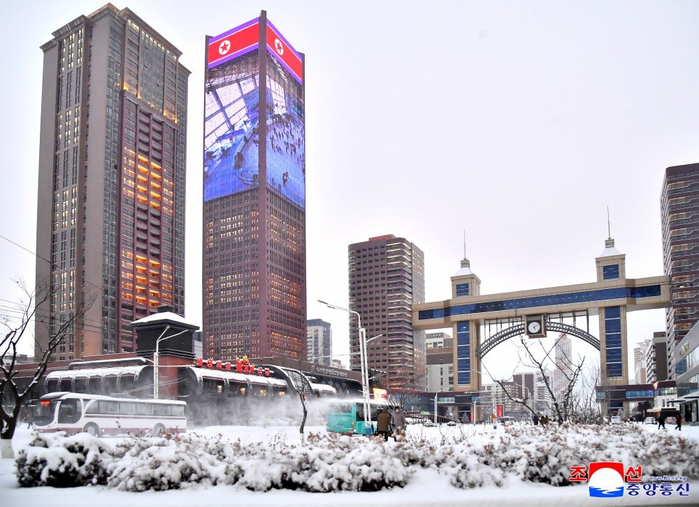 Fekerfanta's tweet photo. Primera nevada de la temporada en Pyongyang ☃️🇰🇵 https://t.co/dvyDyY1mMQ