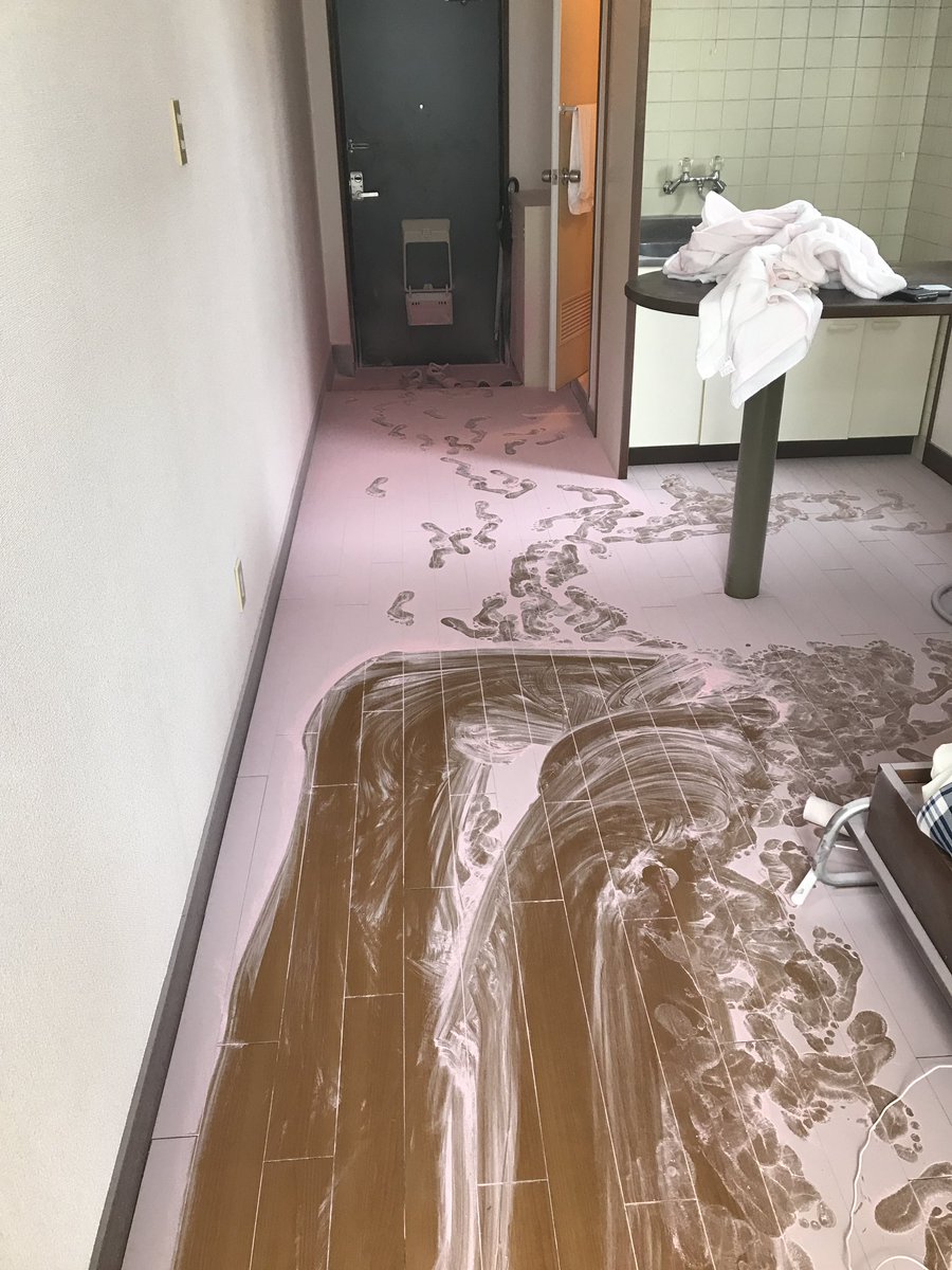momoyuri_x's tweet photo. 自宅を特定されて、消火器を撒かれたときの写真…🥹
粉がピンク色だという事が分かったけど
みんなも資産公開には気をつけようね https://t.co/lAyJoQuBzt