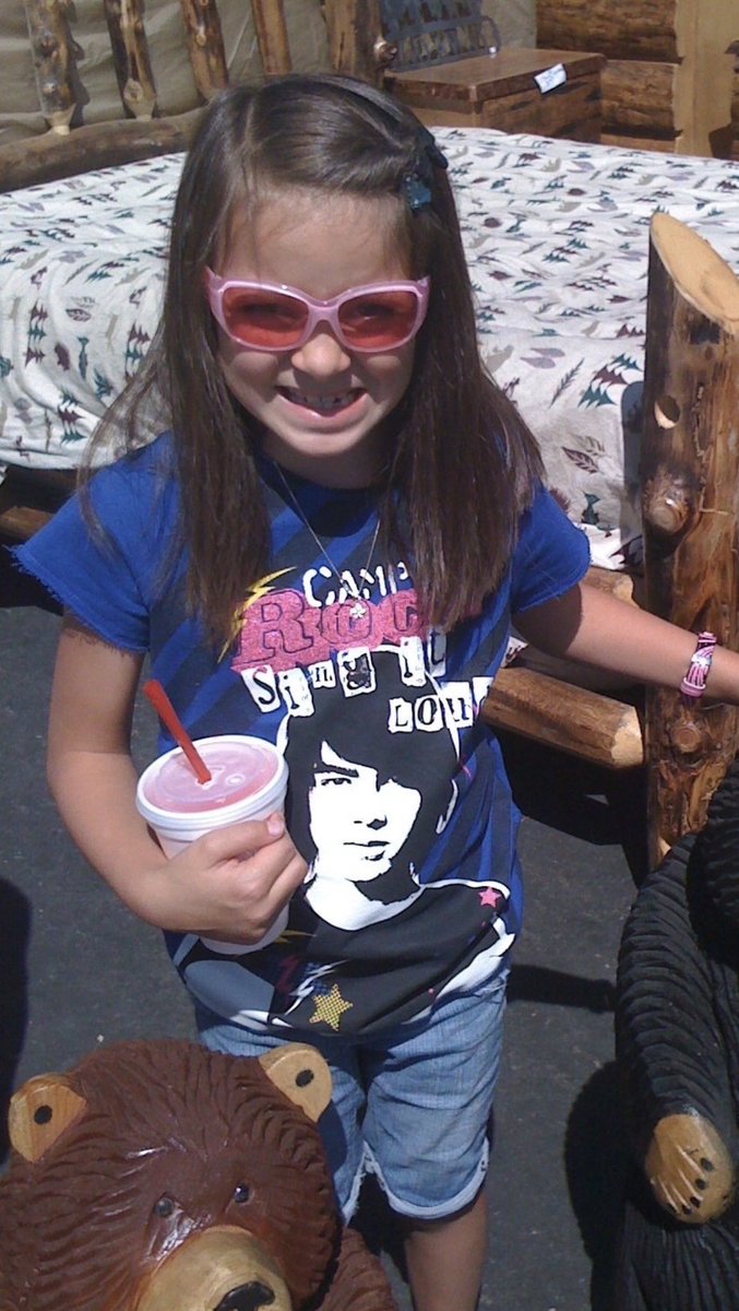 khuitlyn's tweet photo. I saw @jonasbrothers this past weekend and I just know she would’ve cried when Joe walked on stage https://t.co/tMQkLa1YgY
