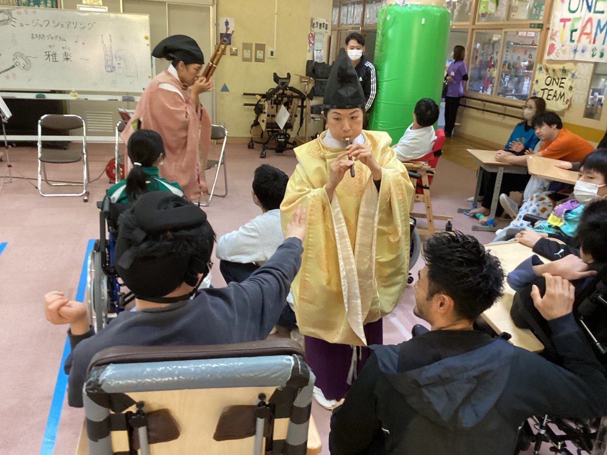 「訪問プログラム」11月27日　大阪府立交野支援学校を訪問しました！
雅楽演奏家の〆野護元さん（龍笛）、八槻純子さん（笙）、國本淑恵さん（篳篥）が、雅楽器の魅力をたっぷり届けてくださいました。
なかなか触れることのない雅楽の音色が会場に広がり、子どもたちはとても喜んでくれたそうです！