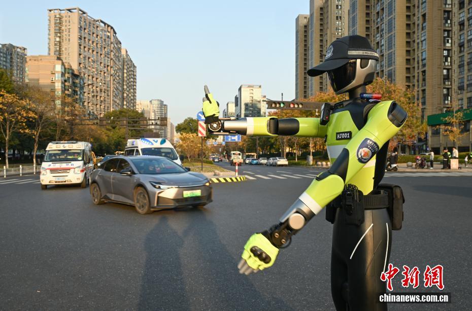 PDChinese's tweet photo. 【科技賦能交通管理 “AI交警”浙江杭州“上崗”】近日，浙江杭州交警推出AI交通管理機器人“杭行1號”，該機器人可根據交通信號燈做出標準指揮動作，並依託視覺識別分析技術及時發現非機動車違法行為，進行勸導，以科技賦能交通管理。 https://t.co/1R2Q6jWLAp