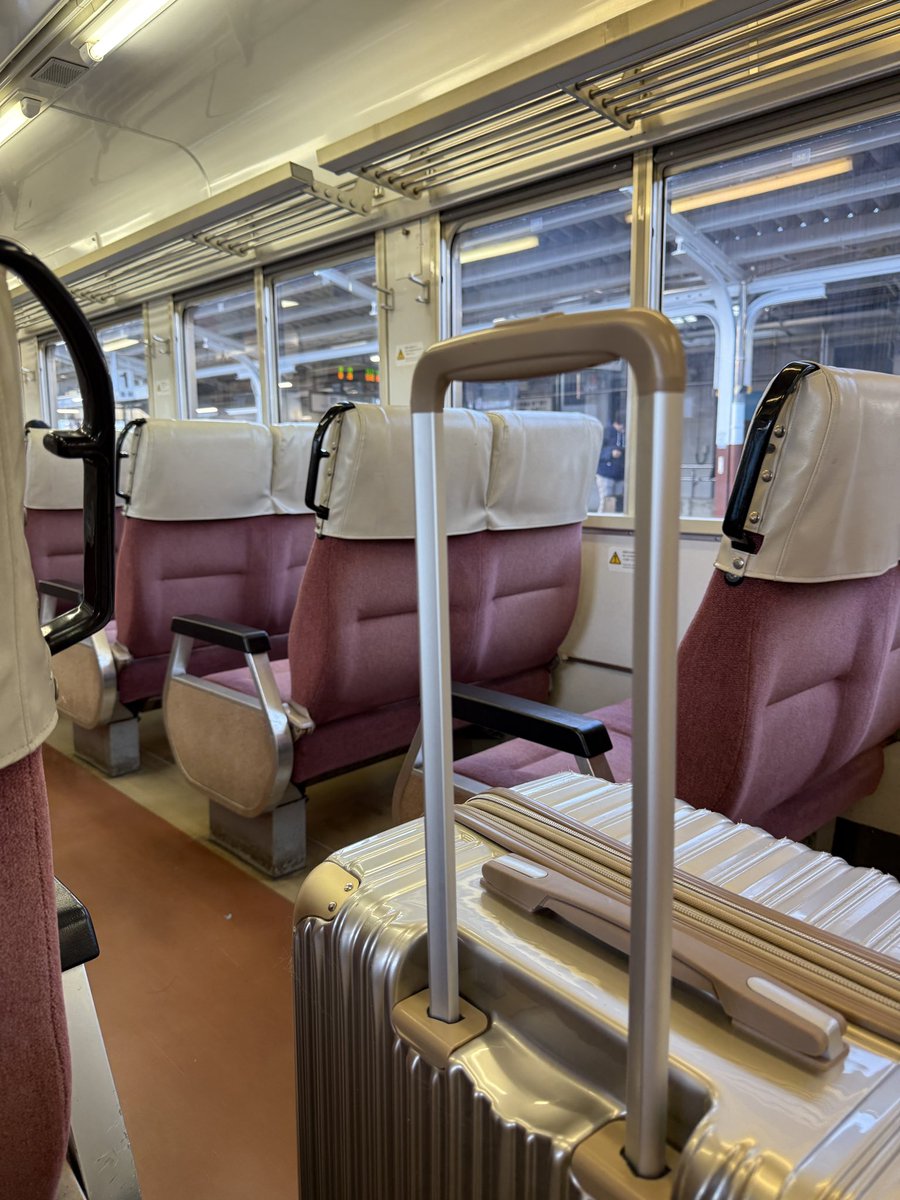 mintochaya's tweet photo. 長野県へ✨
雪☃️が心配でしたが、晴天🥰✨
長時間の特急電車大好きっ！

移動時間4時間越えなのに、ワクワクリラックスしているとあっという間！

乗り換え待ち時間も列車内に居られるの快適です🥰✨✨✨

#長野
#電車移動
#晴天 https://t.co/vtk7JNtqh7