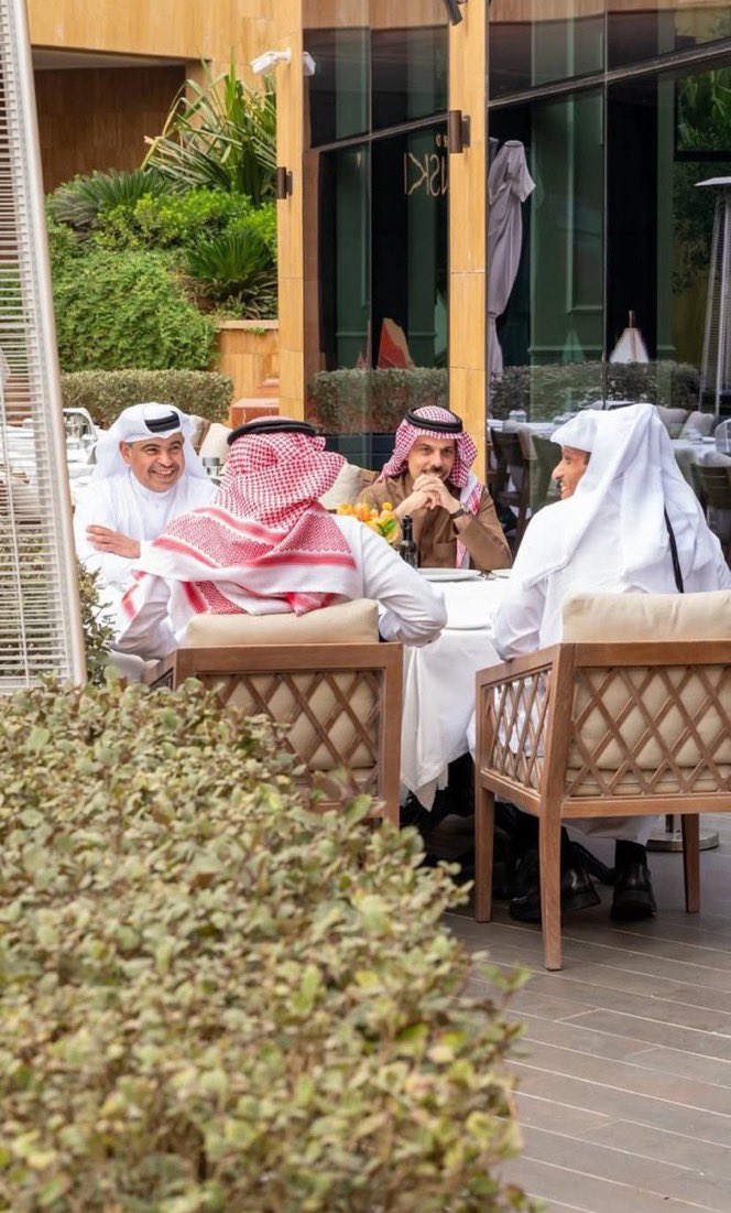 الأمير فيصل بن فرحان والشيخ محمد بن عبدالرحمن آل ثاني في أحد مطاعم الرياض ، السرور والبهجة والدبلوماسية والسياسة في صورة واحدة 🇶🇦🇸🇦
