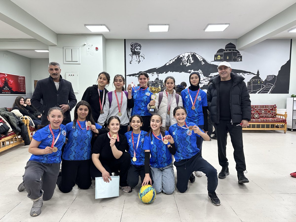 Voleybol Yıldız Kızlar kategorisinde il birincisi olan öğrencilerimizi ve öğretmenimizi tebrik ederiz 🥇🏆<a href="/agrimem/">AĞRI MEM</a> <a href="/hasan_kokrek/">Hasan Kökrek</a> <a href="/aatilla04/">Abdullah Atilla</a>