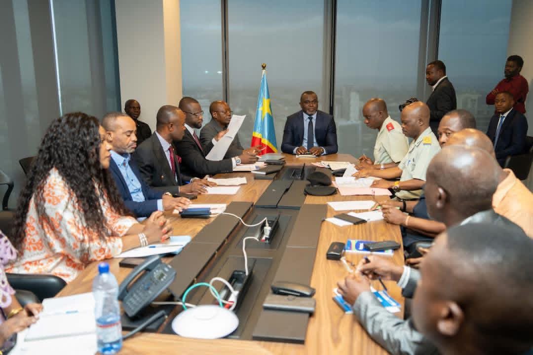 vbompemo1's tweet image. Initié par SEM le VPM du Budget , les travaux de la commission interministérielles composée des experts des min de La Défense, Finances et Budget  pour réfléchir sur les fonds alloués aux FARDC et aux Wazalendo ont été lancé le 02/12 par le DIRCAB du VPM Me Blanchard Mongomba