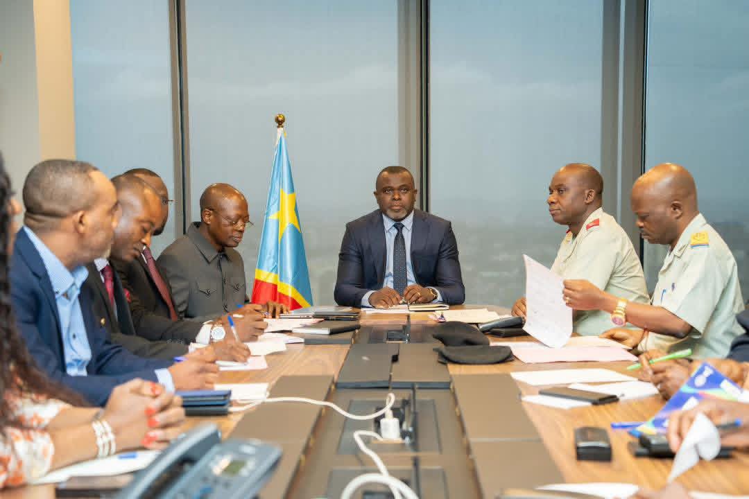 vbompemo1's tweet image. Initié par SEM le VPM du Budget , les travaux de la commission interministérielles composée des experts des min de La Défense, Finances et Budget  pour réfléchir sur les fonds alloués aux FARDC et aux Wazalendo ont été lancé le 02/12 par le DIRCAB du VPM Me Blanchard Mongomba