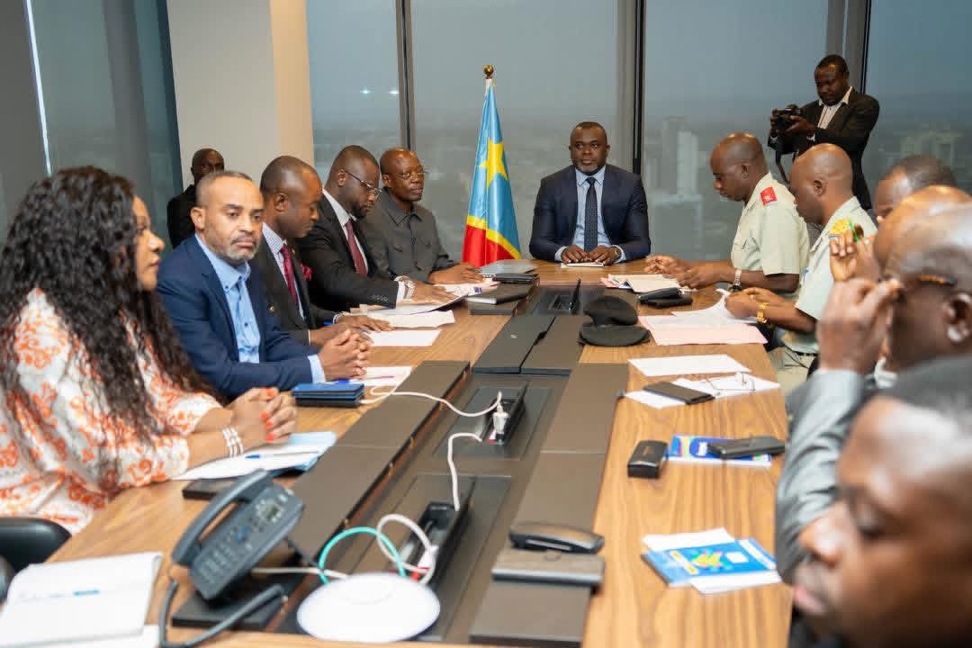 vbompemo1's tweet image. Initié par SEM le VPM du Budget , les travaux de la commission interministérielles composée des experts des min de La Défense, Finances et Budget  pour réfléchir sur les fonds alloués aux FARDC et aux Wazalendo ont été lancé le 02/12 par le DIRCAB du VPM Me Blanchard Mongomba