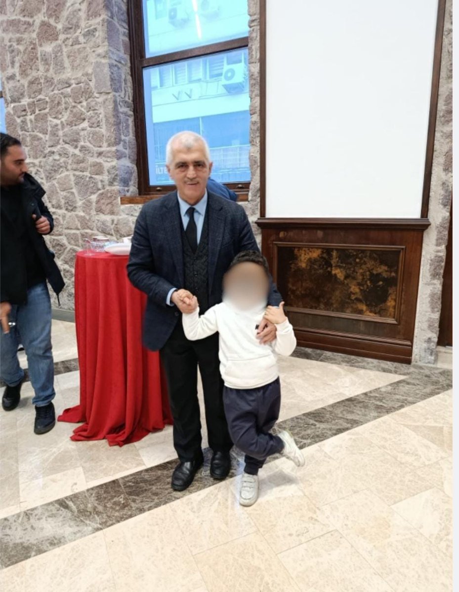 Hem annesi hem babası hapiste olan ve kronik hastalığı olan 4 yaşındaki Melih ile buluştuk. Adil yargılanmayıp suçsuz yere zindana atılanlar ve onların masum çocuklarının yanında olmaya devam edeceğim.

Vicdanımın bana öğrettiği bu, vicdan ki en doğru, en şaşmaz pusuladır.