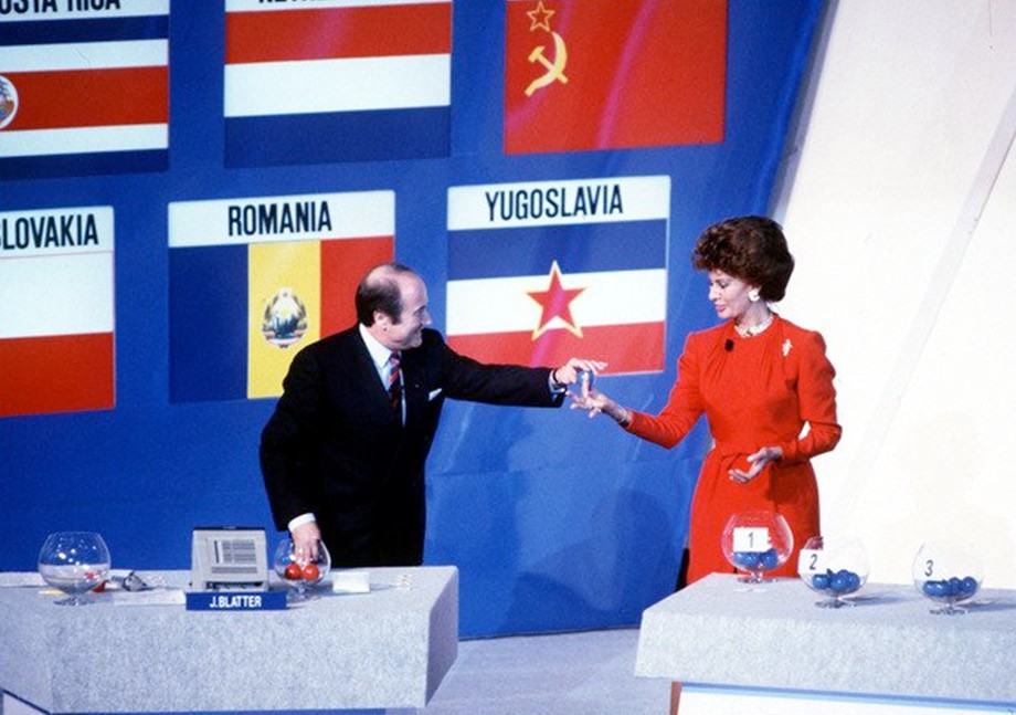 — Софи Лорен. Ҳар куни хат ёзади... 
©
1990 йилги жаҳон чемпионатига қуръа маросимидан. Йозеф Блаттер ва Софи Лорен.

Қуръа мавзусига.