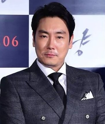 infodrakor_id's tweet photo. Aktor #ChoJinWoong lagi rame di rujak netizen karena catatan kriminalnya:

Cho Jin-woong (nama lahir/nama aslinya Cho Won-jun) 

1. Saat masih remaja (SMA), dia dulu “iljin” (anak nakal/geng sekolah) dan katanya pernah mencuri mobil minimal 3 kali atau lebih.
2. Pada saat Kelas 2 SMA, dia pernah dapat hukuman “perlindungan anak di bawah umur” (dimasukkan penjara remaja) dengan dakwaan “perampokan + pemerkosaan”. Katanya dia memerkosa perempuan di dalam mobil yang dia curi sendiri.
3. Waktu masih jadi aktor teater, dia mabuk lalu memukuli teman satu trup teater, akhirnya kena kasus penganiayaan (diproses polisi).
4. Pernah nyetir dalam keadaan mabuk berat sampai SIM-nya dicabut karena DUI (mengemudi dalam pengaruh alkohol).
