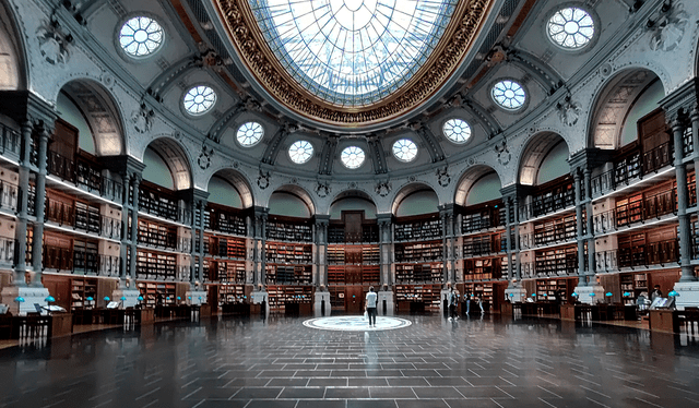 Huawei s’assembla molt més a una cooperativa gegantina propietat dels seus treballadors que no pas a una multinacional occidental típica. 
El fundador només té l’1% de l’empresa.
El 99% és propietat del comitè sindical, que reparteix “accions virtuals” entre treballadors.
🧵