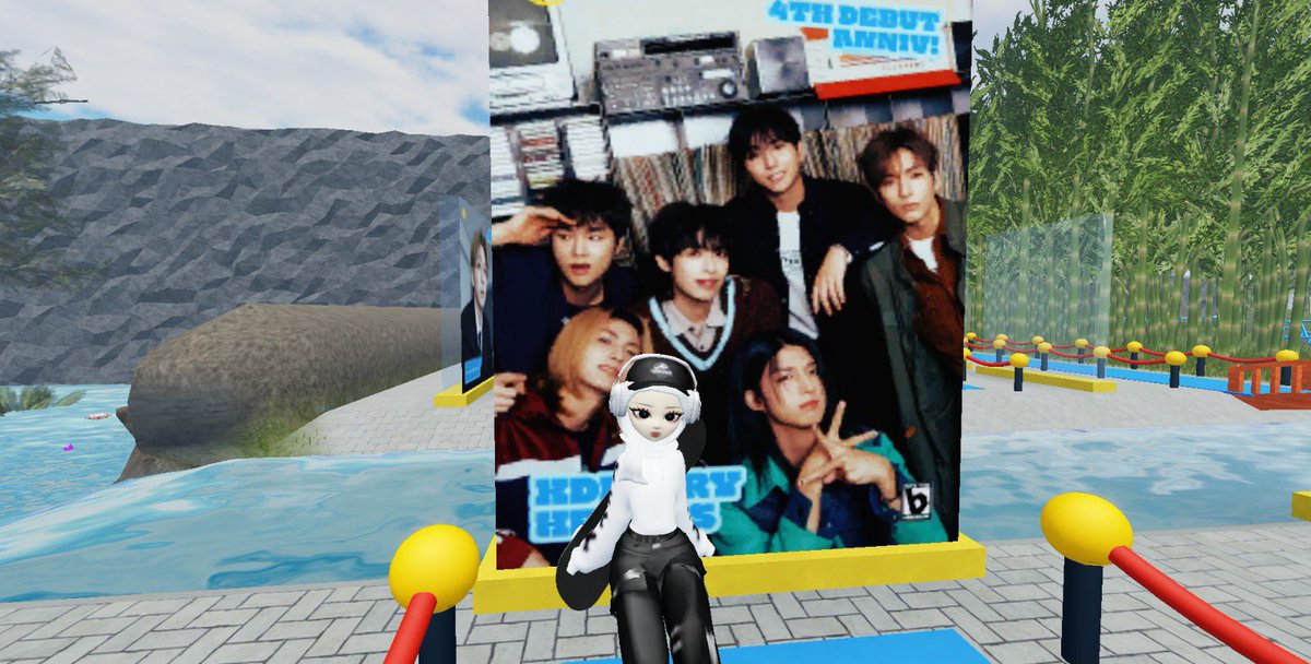 junanmetal's tweet photo. seru bgt kmrn nyoba ke event virtualnya @IntoThebRealm di mount klotok roblox 😛 krn ak bocahnya noob bgt dg game mendaki gunung enih, jd cm segini aja fotonya 🥲💔 https://t.co/HjIlpMSGPm