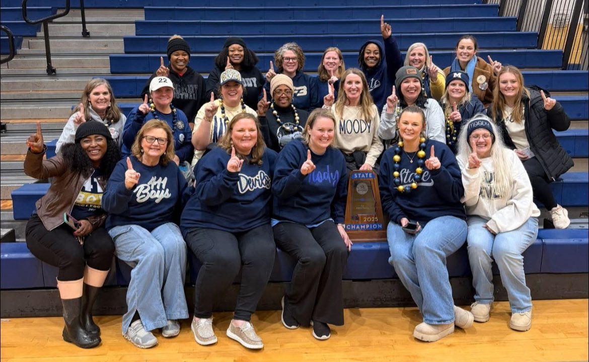 411PrayingMoms's tweet photo. Congratulations @MoodyFBall ! We love y’all!!! It was such an honor to pray over you this entire season!💙 https://t.co/JhCNsnqrxg
