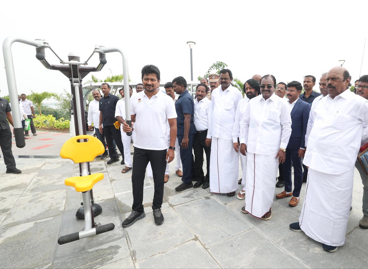 Udhaystalin's tweet photo. திருவண்ணாமலை மாநகரில்   மாண்புமிகு முதலமைச்சர் @mkstalin அவர்களின் பெயரில் நெடுஞ்சாலை துறை சார்பில் உருவாக்கப்பட்டுள்ள எழில்மிகு பூங்காவினை இன்று காலை திறந்து வைத்தோம். 

சுமார் 2 கி.மீ சுற்றளவில் அமைக்கப்பட்டுள்ள இந்த பூங்கா திருவண்ணாமலை நகர மக்களுக்கு மட்டுமின்றி அங்கு வரும் சுற்றுலா பயணிகள்,  பொதுமக்கள் என அனைவருக்கும் பயனுள்ள வகையில் அமைந்துள்ளது.

உடற்பயிற்சி மற்றும் நடைபயிற்சி செய்வதற்கான வசதிகளுடன் பொழுதுபோக்கு அம்சங்களும் இந்த  பூங்காவில் இடம் பெற்றுள்ளன.  இதனை பொதுமக்கள் பயன்படுத்தி தங்கள் மனதையும், உடலையும் ஆரோக்கியமாக வைத்துக்கொள்ள வாழ்த்துகிறோம். 

@evvelu @PitchandiK @MTharaniventhan @CNAnnaduraiMP