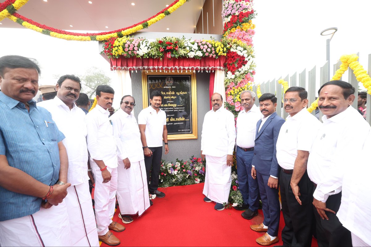Udhaystalin's tweet photo. திருவண்ணாமலை மாநகரில்   மாண்புமிகு முதலமைச்சர் @mkstalin அவர்களின் பெயரில் நெடுஞ்சாலை துறை சார்பில் உருவாக்கப்பட்டுள்ள எழில்மிகு பூங்காவினை இன்று காலை திறந்து வைத்தோம். 

சுமார் 2 கி.மீ சுற்றளவில் அமைக்கப்பட்டுள்ள இந்த பூங்கா திருவண்ணாமலை நகர மக்களுக்கு மட்டுமின்றி அங்கு வரும் சுற்றுலா பயணிகள்,  பொதுமக்கள் என அனைவருக்கும் பயனுள்ள வகையில் அமைந்துள்ளது.

உடற்பயிற்சி மற்றும் நடைபயிற்சி செய்வதற்கான வசதிகளுடன் பொழுதுபோக்கு அம்சங்களும் இந்த  பூங்காவில் இடம் பெற்றுள்ளன.  இதனை பொதுமக்கள் பயன்படுத்தி தங்கள் மனதையும், உடலையும் ஆரோக்கியமாக வைத்துக்கொள்ள வாழ்த்துகிறோம். 

@evvelu @PitchandiK @MTharaniventhan @CNAnnaduraiMP