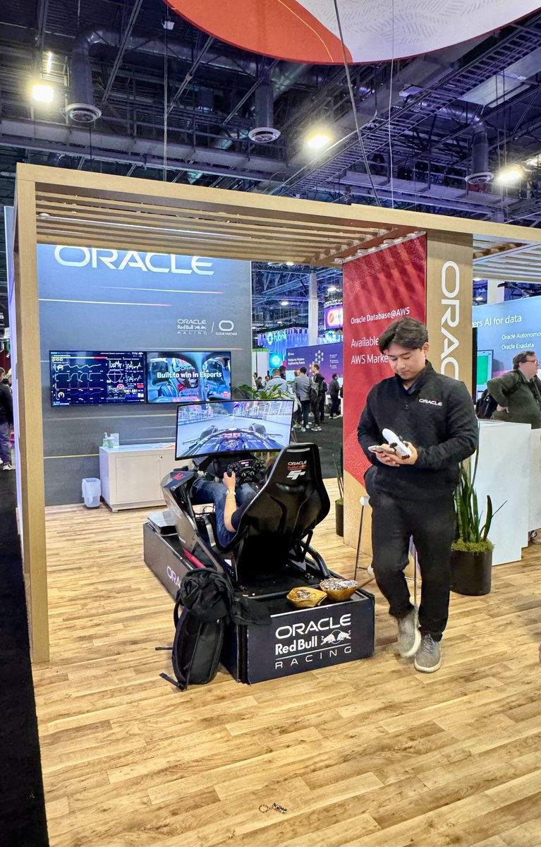OracleCloud's tweet image. That&apos;s a wrap from #AWSreInvent! HUGE thanks to everyone who took the time to come by our booth and speak to our team. 

Still want to learn more about the benefits of Oracle Database@AWS? Read how it can simplify your organization’s cloud migration: social.ora.cl/60137fKZ9