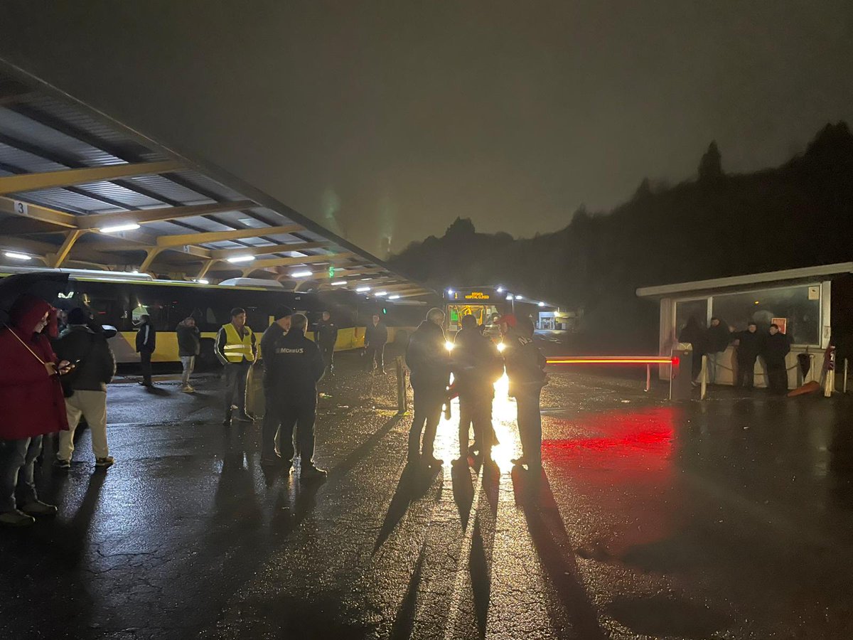 Folga 5/12 (8:00), dada a presenza de piquetes na saída das instalacións do servizo urbano, non están a sair polo de agora os servizos mínimos <a href="/PazodeRaxoi/">Concello de Santiago</a>