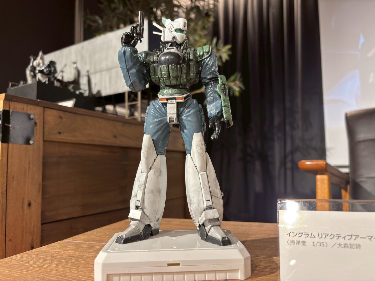 コラボカフェ店内に展示しているフィギュア、ジオラマでは沢山の凄腕