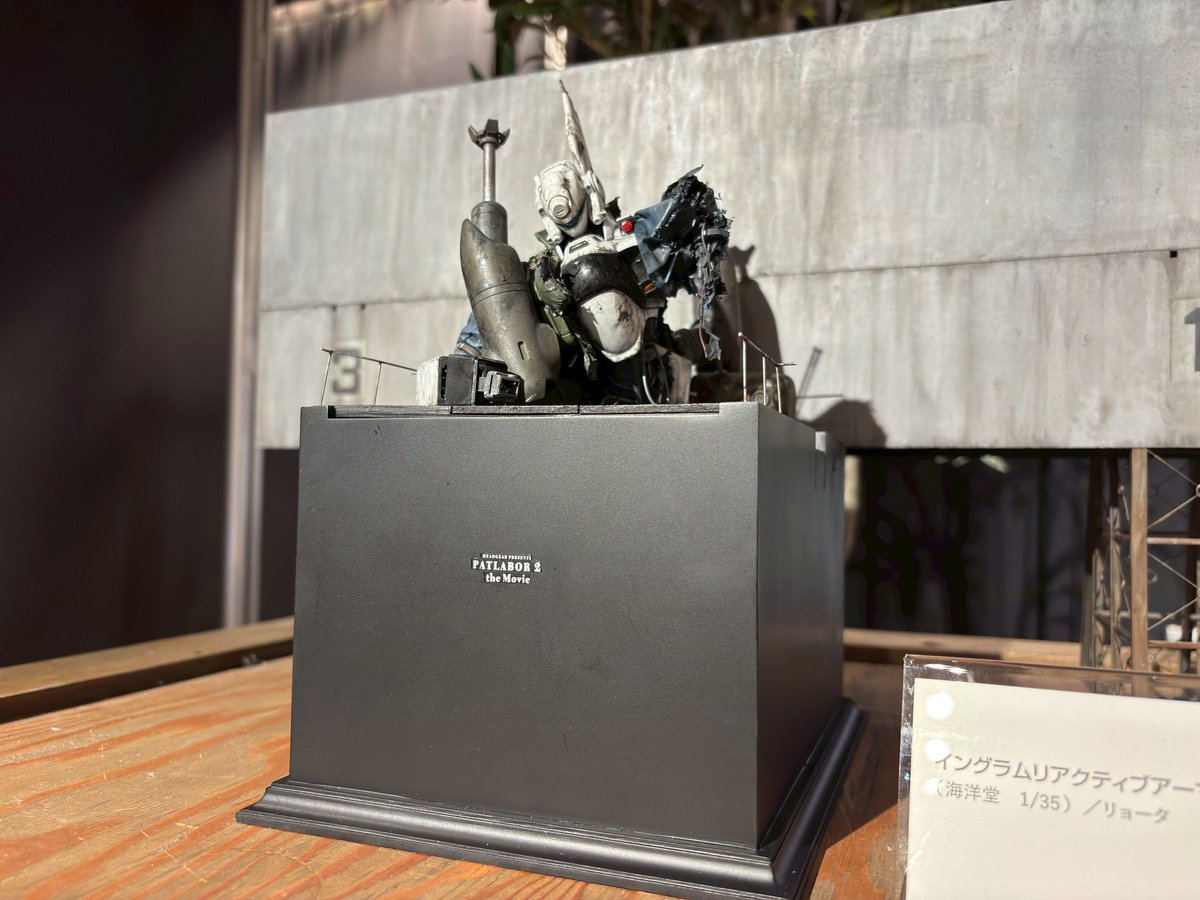 コラボカフェ店内に展示しているフィギュア、ジオラマでは沢山の凄腕