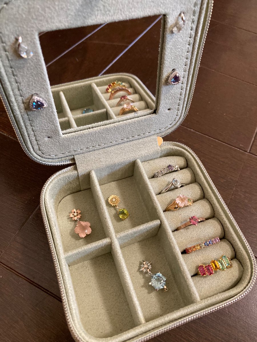 鈴木屋さんのジュエリーポーチ
届きました😊
可愛いし、手触りいいし、薄いグリーンがどの色石にも合います✨
仕切りのところ、とりあえずペントプ入れたけど、似たような布でリング入れに作り直しても良さそう🤔