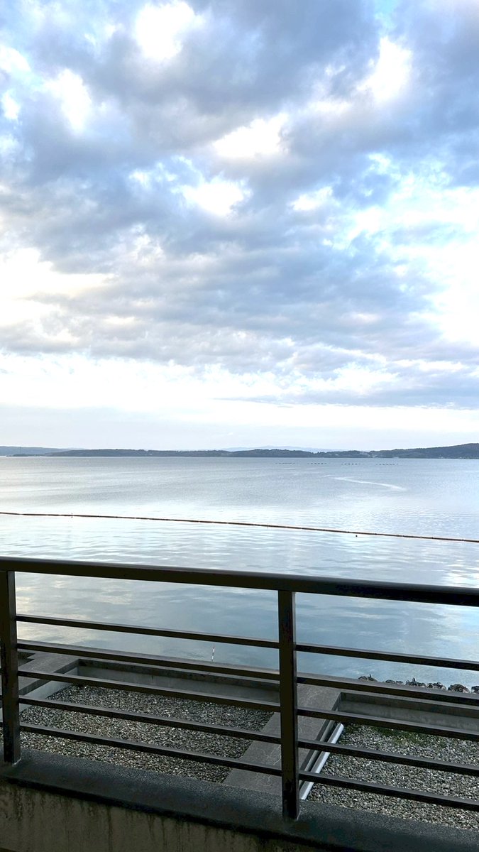 「訪問プログラム」11月28日　石川県七尾市立和倉小学校を訪問しました！
フルート奏者の幸賀美奈さん、ユーフォニアム奏者の川越麻弓さん、ピアニストの渡辺友梨香さんが、前日の社会福祉法人鹿北福祉会・秀楽苑に続き、和倉小学校を訪れ、全校108名の子どもたちと音楽の喜びをシェアしました。