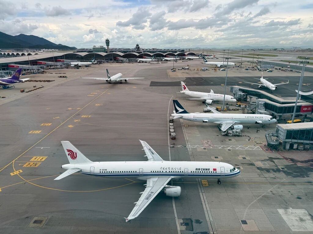 Maugham123's tweet photo. 香港国际机场是成熟的世界级枢纽。其第三跑道已投入运作，但它的扩容步伐并未停歇。最新动态显示，其扩建后的二号客运大楼于9月起分阶段启用，首阶段将优化地面交通接驳。 https://t.co/3uQquo8nmK