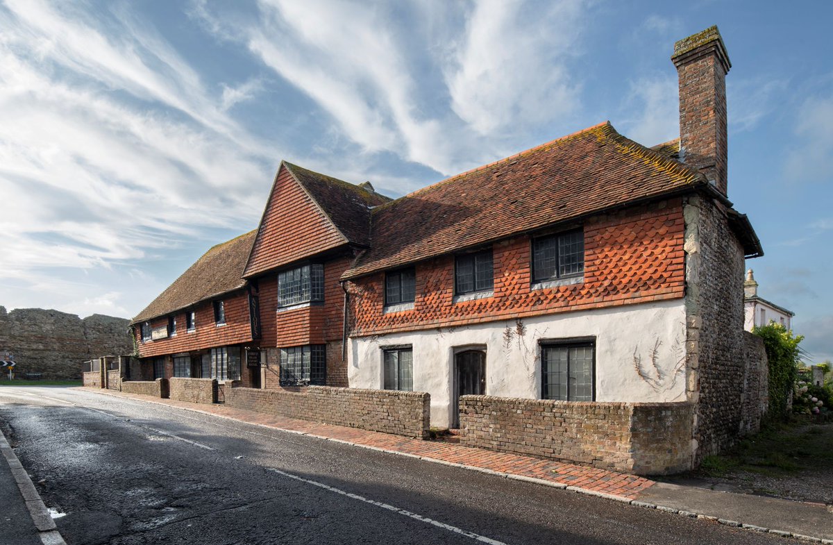 HistoricEngland's tweet photo. Good news! We've given a £21,120 grant to support the restoration of the Mint House in Pevensey, East Sussex. 🙌

The Friends of the Mint House have brought the Grade II* listed building back to life as the Home of Sussex Folklore, but repairs are needed.

#HeritageAtRisk https://t.co/VhEAGzs8eb