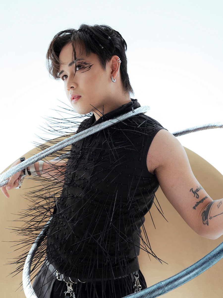 Official_ALAMAT's tweet photo. ALAMAT DESTINO 
solo photos - Purok Nuwebe, Alas

Photographed by Shaira Luna 
Hair and Make-up by Bhads Castor 
Styled by Lynus 
Assisted by Jasper, Cha, and Gen 
Set pieces by Edgar Nanagad Parado 

#ALAMATDestino https://t.co/Sz1OnHW4IT