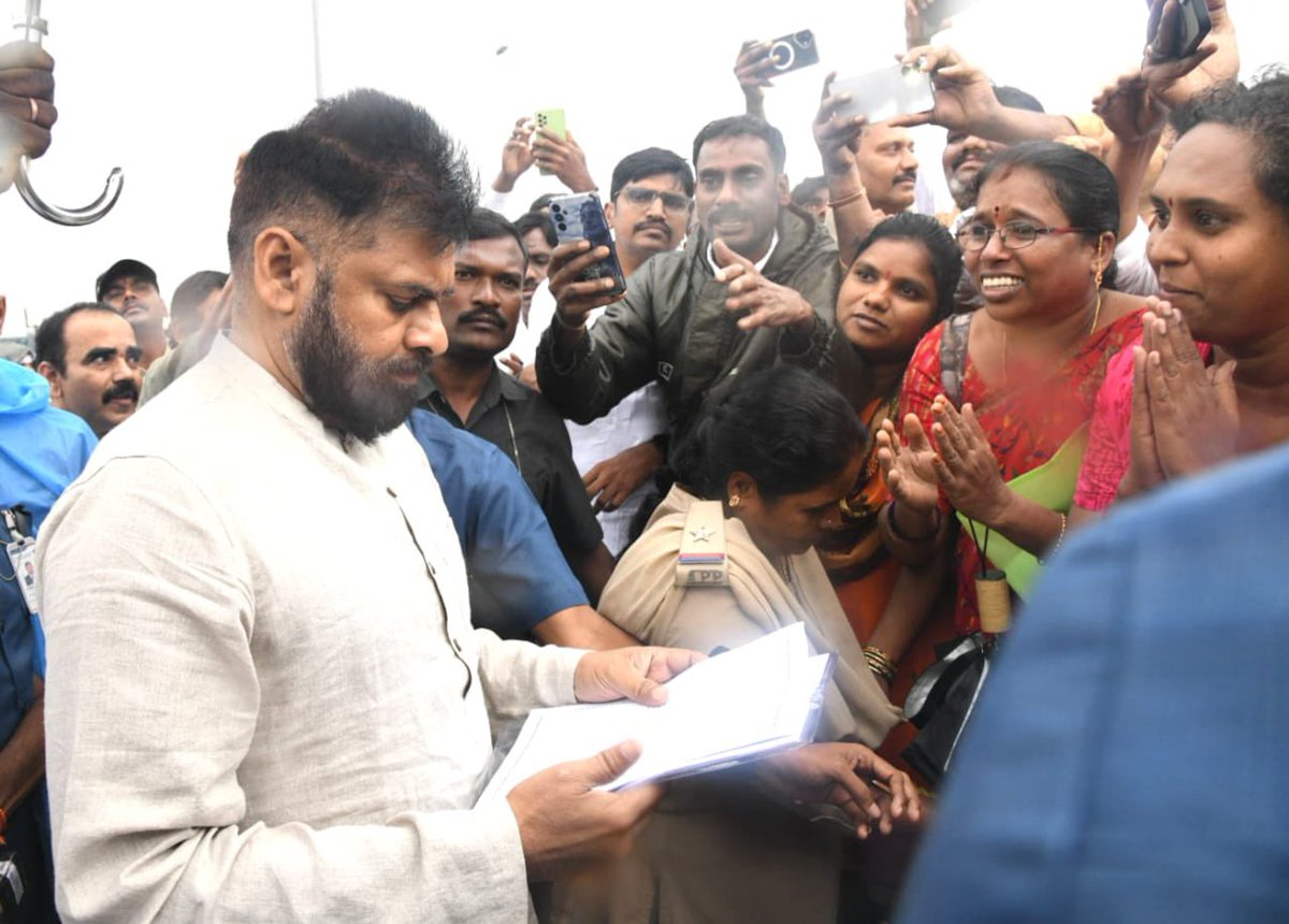 the_insightpost's tweet photo. @APDeputyCMO Happy to see there was no rush with bouquets and shawls.
Deputy Chief Minister @PawanKalyan appreciated the officials of Chittoor district for this gesture.

#PawanKalyan #Chittoor #AndhraPradesh #GoodGovernance #SimpleLeadership #PublicService #janasenaparty https://t.co/3QxrkfaVAg