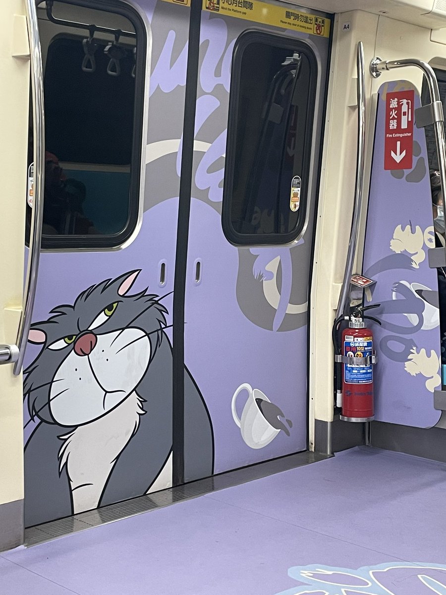 codeR0079's tweet photo. 台湾の電車の内装可愛い〜🩷 https://t.co/7eXOB170rE