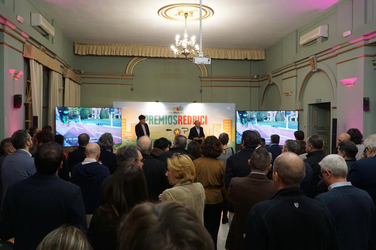 😍 Ayer por la noche entregamos a 11 municipios y a 2 diputaciones el Premio #RedBici por su compromiso con la movilidad en bicicleta así como por el impulso de proyectos pioneros e innovadores en este ámbito. ¡La enhorabuena a todos las instituciones galardonadas!